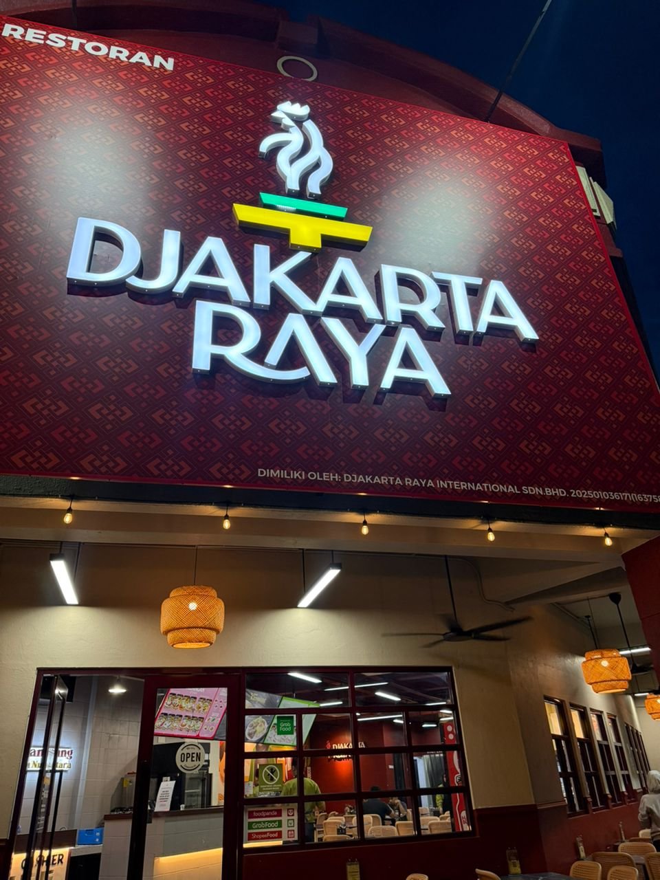Suasana Restoran Djakarta Raya Waktu Malam