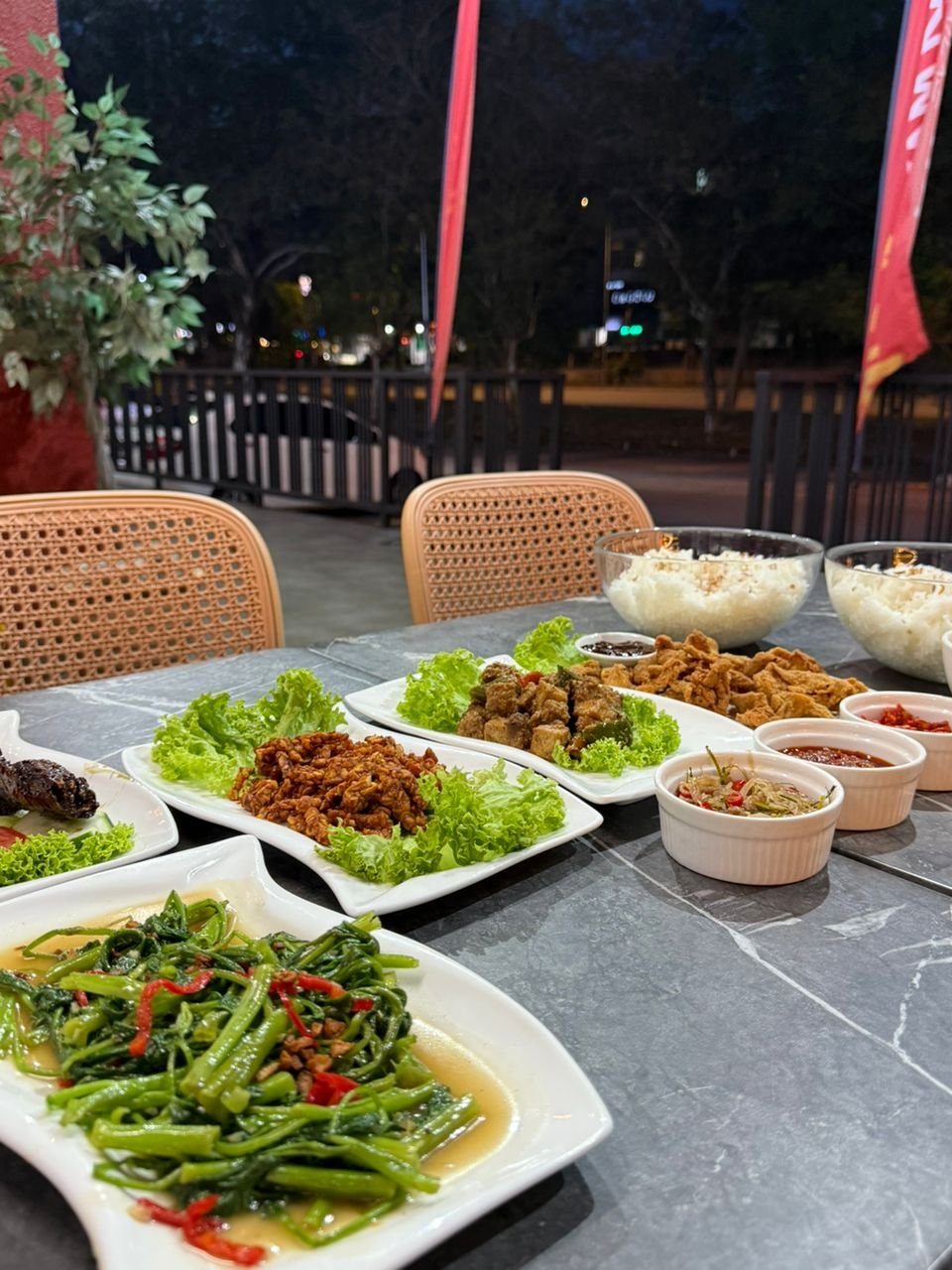 Suasana Makan Keluarga Djakarta Raya